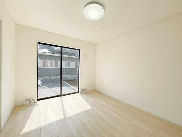 新築戸建・新築建売　桐生市広沢町2丁目【制震+耐震】桜木小・桜木中の居間・リビング|陽当たり良好なリビング♪