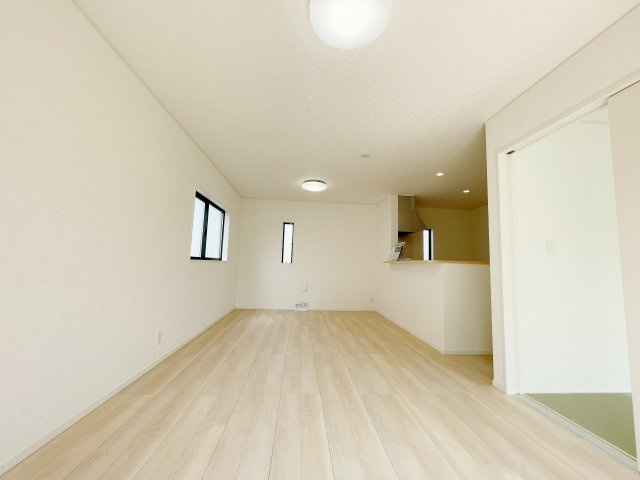 新築戸建・新築建売　桐生市広沢町2丁目【制震+耐震】桜木小・桜木中の居間・リビング|対面キッチンなので会話をしながら料理や片付けができます！