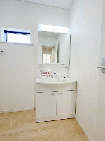 新築戸建・新築建売　桐生市広沢町2丁目【制震+耐震】桜木小・桜木中の独立洗面台|三面鏡付き洗面台は鏡の内側にも収納がついています！