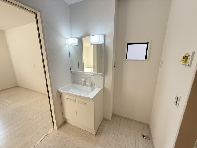 K-BOX　前橋市南町１期　１号棟　新築住宅の独立洗面台|シャワー水栓付き洗面台で朝の身支度もバッチリです！
洗面台には収納スペースもあり洗面室もすっきり片付きますよ！