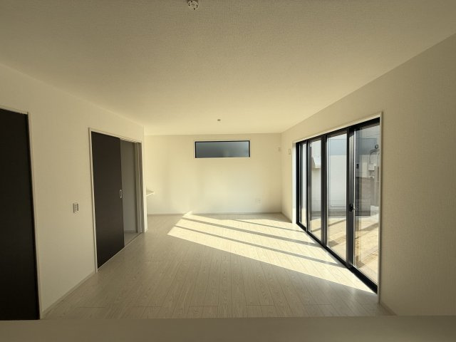 K-BOX　前橋市南町１期　１号棟　新築住宅の居間・リビング|家族で顔を合わせる機会の増えるリビング階段！人気の対面式キッチンを配した空間はお好みの家具も合わせやすく、家族がくつろぐ快適な空間造りをサポート。窓からは明るい陽光が差し込みます。