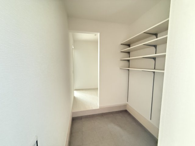 K-BOX　前橋市南町１期　１号棟　新築住宅の玄関|シューズインクローゼットは可動棚付きで使い勝手が良いですよ！