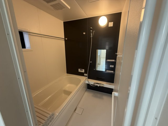 K-BOX　前橋市南町１期　１号棟　新築住宅の浴室|１坪タイプのフルオートバスです！
足を延ばして入れる広さなので一日の疲れも癒されますよ♪
室内物干しや浴室乾燥機もあるのでお天気の悪い日にはランドリースペースとしてもご利用できます！