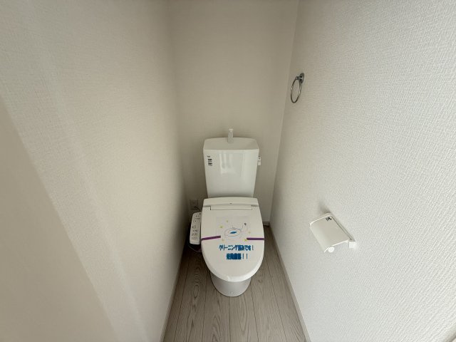 K-BOX　前橋市南町１期　１号棟　新築住宅のトイレ|1階トイレです。清潔感のある白を基調としています。
温水洗浄・便座暖房機能の付いた快適なトイレです☆