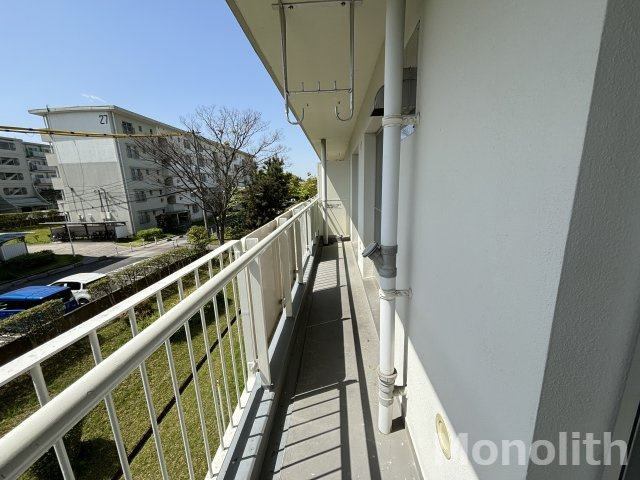 光明台26号棟のバルコニー