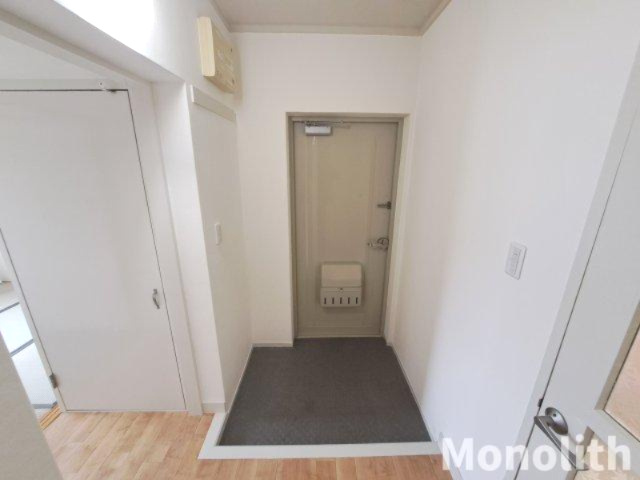 光明台26号棟の玄関