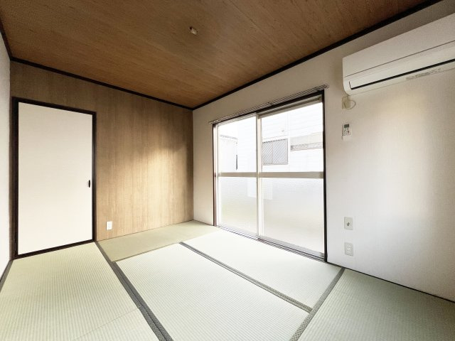 ベルパレスＣの和室|掃き出し窓のある西側和室　エアコン付き