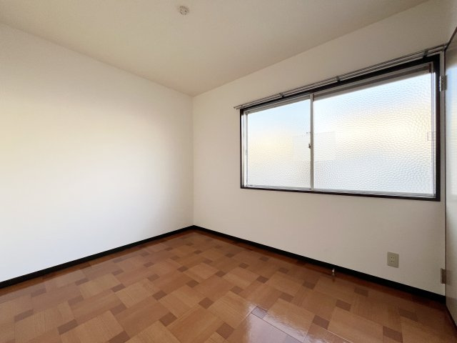 ベルパレスＣの洋室|北側の洋室　意外と明るい♪