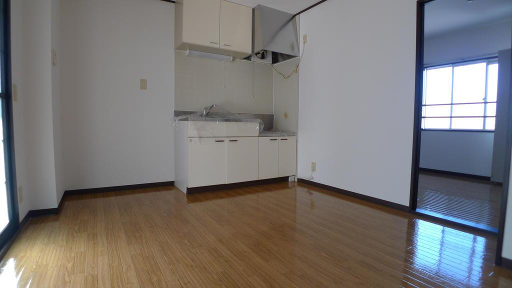 ベルパレスＣの居間・リビング|6.4帖のダイニングキッチン　写真は同タイプの201号室です