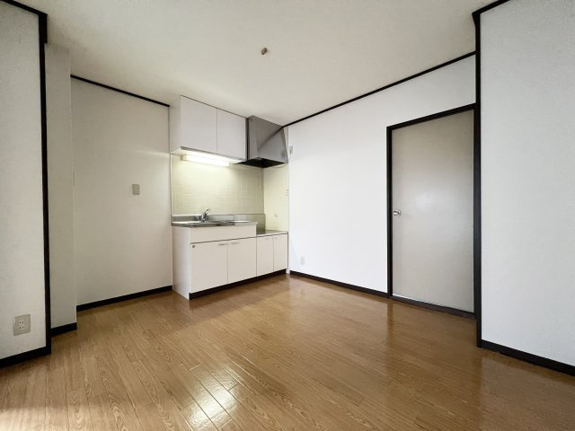 ベルパレスＣの居間・リビング|6.4帖のダイニングキッチン