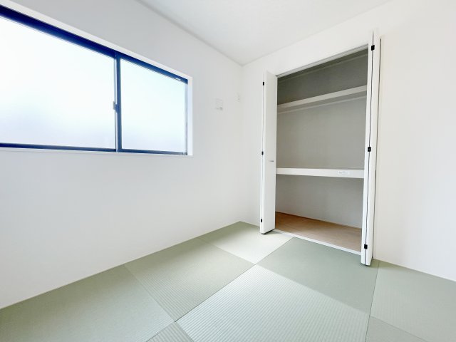 新築戸建・新築建売　桐生市広沢町2丁目【制震+耐震】桜木小・桜木中の和室|4.5帖の洋風和室　リビングのすぐ隣にあるのでお子様のお昼寝や遊び場として最適です！
