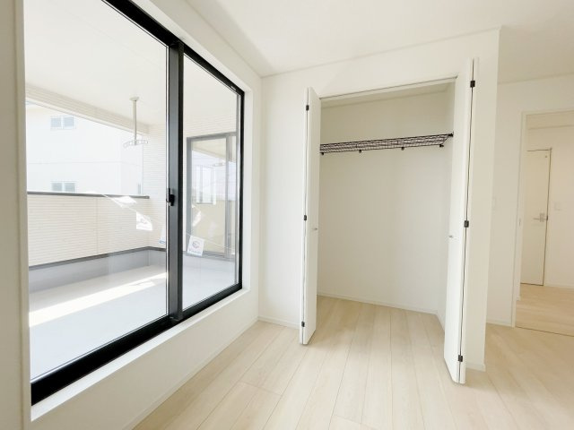 新築戸建・新築建売　桐生市広沢町2丁目【制震+耐震】桜木小・桜木中の収納|6帖の洋室　バルコニーに面しており大きな窓から日差しが入るので気持ちの良いプライベート空間です！