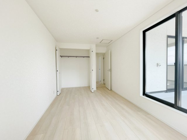 新築戸建・新築建売　桐生市広沢町2丁目【制震+耐震】桜木小・桜木中の洋室|7.7帖の洋室　バルコニーに面しており大きな窓から日差しが入るので気持ちの良いプライベート空間です！