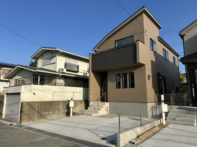 神戸市西区春日台9丁目新築戸建A号棟の前面道路含む現地写真