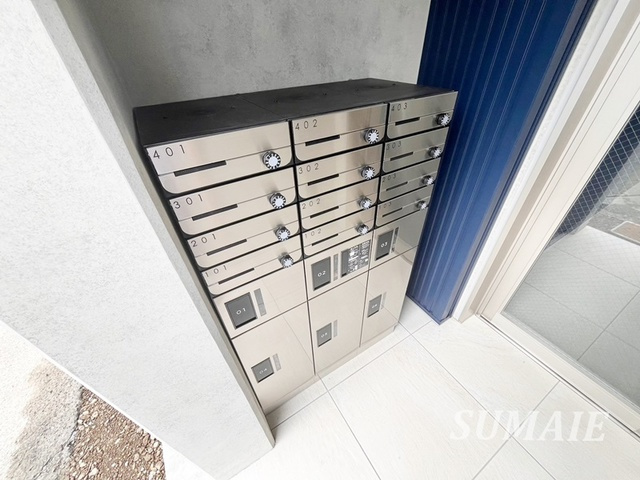 メゾンセリジエのその他共用部分|集合ポストと宅配ボックス付き！