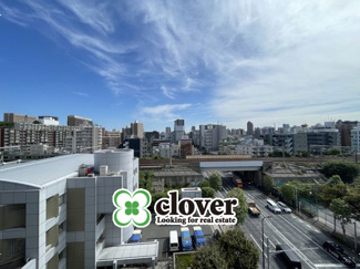 【展望】 | 眼前に広がる空の雄大さと、このお部屋の自慢の一つである「眺望」をご覧ください。毎日、この景色を独り占めできる新生活に夢が広がります。～即日のご見学可能～　お問合せはお気軽にどうぞ。
