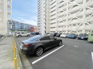【駐車場】 | マンションの駐車場スペース。空きの有無や駐車料金、サイズ規定などについては、改めてお問い合わせください。～即日のご見学可能～　お問合せはお気軽にどうぞ。
