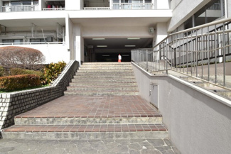 【エントランス】 | お客様を、そして住人を出迎えてくれるマンションのエントランス。ゴミが落ちていないことからも、管理状態の良さや住民の節度の高さが見て取れます。～即日のご見学可能～　お問合せはお気軽にどうぞ。
