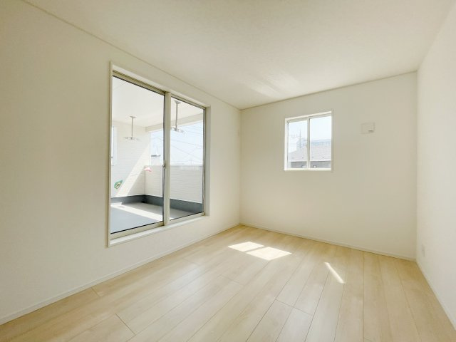 新築戸建・新築建売　桐生市広沢町2丁目【制震+耐震】桜木小・桜木中の洋室|アクセントクロスのご相談もお任せください♪