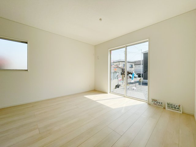 新築戸建・新築建売　桐生市広沢町2丁目【制震+耐震】桜木小・桜木中の居間・リビング|陽当たり良好なリビング◎