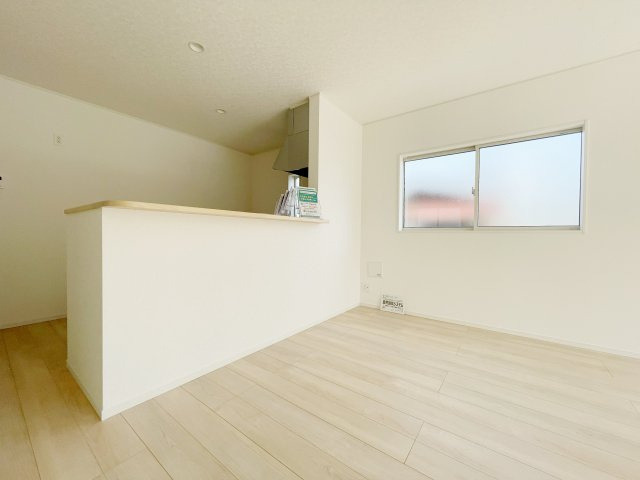 新築戸建・新築建売　桐生市広沢町2丁目【制震+耐震】桜木小・桜木中の居間・リビング|対面キッチンなので食事の配膳や片付けも楽々♪