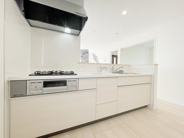 新築戸建・新築建売　桐生市広沢町2丁目【制震+耐震】桜木小・桜木中のキッチン|三口コンロのシステムキッチン♪