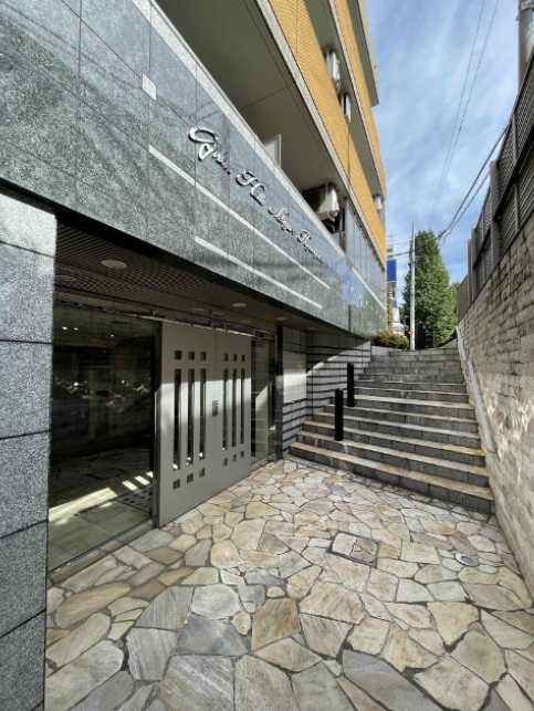 ガーラ・ヒルズ目黒東山　駅近　駐車場有　常時ゴミ出し可のエントランス