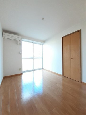 【内装】 | エルディム小栗 | 明るい色調の室内です