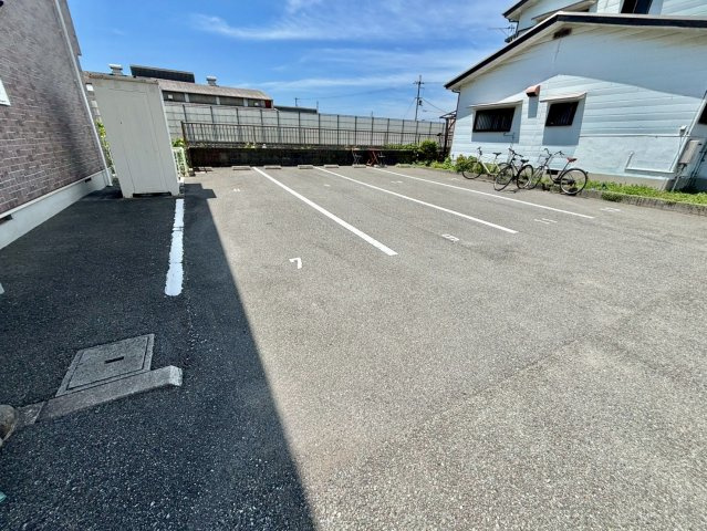 ハイツ新田の駐車場