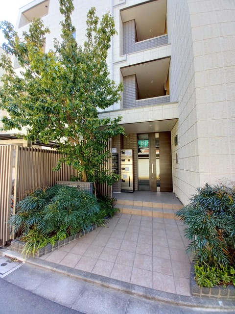 プランドール　西棟のエントランス