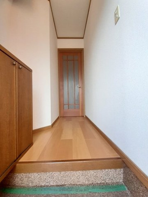 【玄関】 | シュピーレン空港通Ｂ | 明るい玄関です