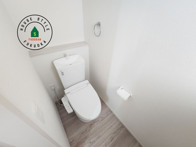 春日市須玖南3丁目第1-2棟（1号棟）の内観：施工例|温水洗浄便座を完備しております。2ヶ所にトイレがあるのは朝の慌ただしい時間も安心です。