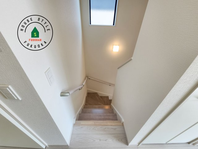 春日市須玖南3丁目第1-2棟（1号棟）の内観：施工例|階段からも明るい光が入ります。採光や通風も階段の重要な役割です。