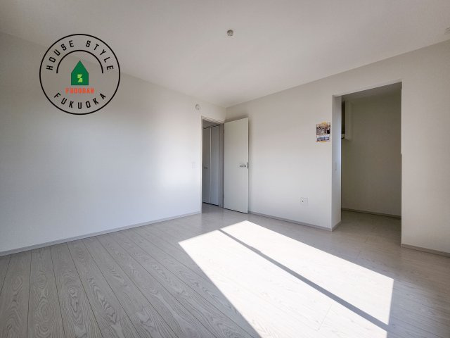 春日市須玖南3丁目第1-2棟（1号棟）の内観：施工例|主寝室には収納力に優れたクローゼットがありますので、お部屋もすっきり片付きます。