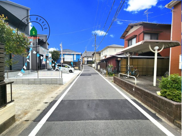 春日市須玖南3丁目第1-2棟（1号棟）の前面道路含む現地写真|前面道路は閑静な住宅地をはしる車通りの少ない道路。お車の出し入れが苦手なママや小さなお子様にも安心ですね。しっかり舗装もされているので、ベビーカーや自転車で通っても快適に通行できます。