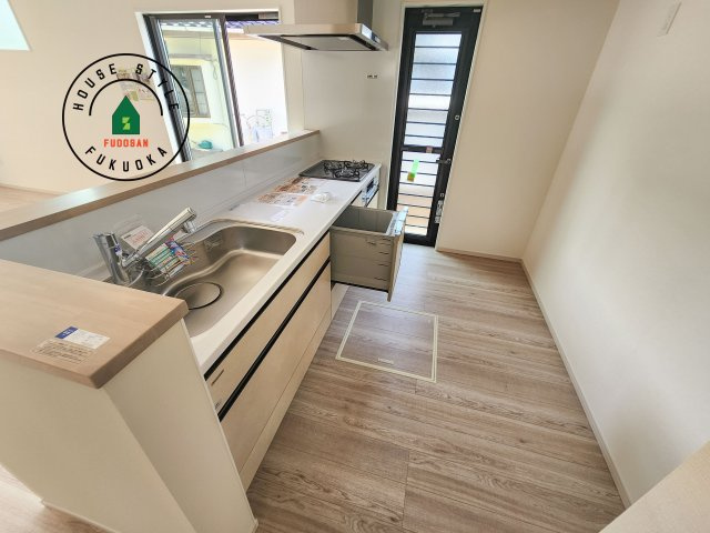 春日市須玖南3丁目第1-2棟（1号棟）の内観：施工例|ダイニングテーブルへの配膳がラクラク、お料理はかどるカウンター付きシステムキッチン！