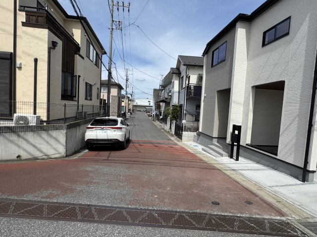 柏市十余二新築戸建の前面道路含む現地写真|西側前面道路・幅員約6ｍ