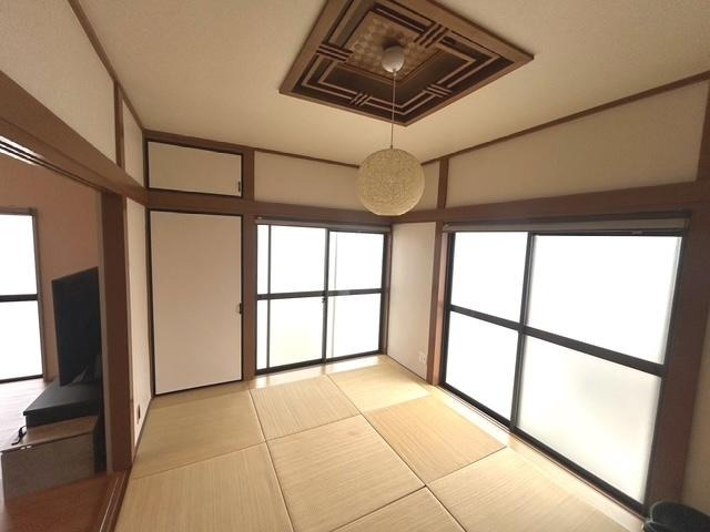 中古戸建　四條畷市清滝中町（昭和61年築）の和室|リビングとなり　2面採光の広々和室♪