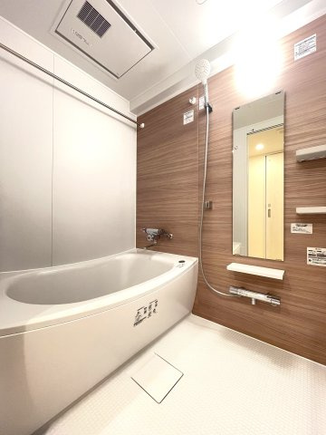 モア・ステージ竹の塚の浴室|落ち着きのあるアクセントウォールを搭載した浴室は浴室暖房乾燥機能付き。雨の日も気にせずにお洗濯ができます。