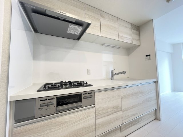 モア・ステージ竹の塚のキッチン|豊富な収納はもちろん、大型シンクに３口グリル付きコンロなど使いやすさ重視のシステムキッチン。