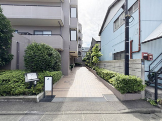【エントランス】 | お客様を、そして住人を出迎えてくれるマンションのエントランス。ゴミが落ちていないことからも、管理状態の良さや住民の節度の高さが見て取れます。～即日のご見学可能～　お問合せはお気軽にどうぞ。
