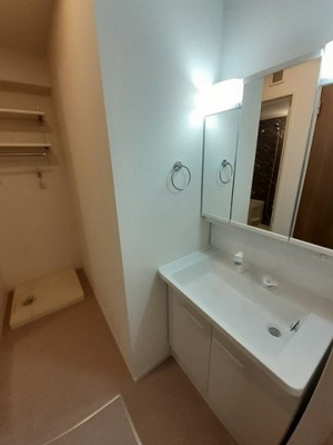 【洗面所】 | Ｉ・ＶＩＬＬＡＧＥ大手町　Ｂ | 【Ｉ・ＶＩＬＬＡＧＥ大手町　Ｂ】スペースが確保できる洗面所です