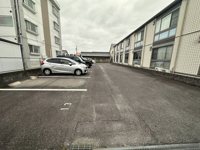 コンフォート前山の駐車場