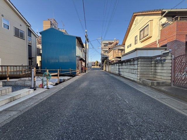 【前面道路含む現地写真】 | 大宮区上小町 限定1棟新築戸建て | 前面道路は公道で、幅員約4.54ｍの車通りの少ない道路です。小さなお子様などにも安心できる立地で御座います♪