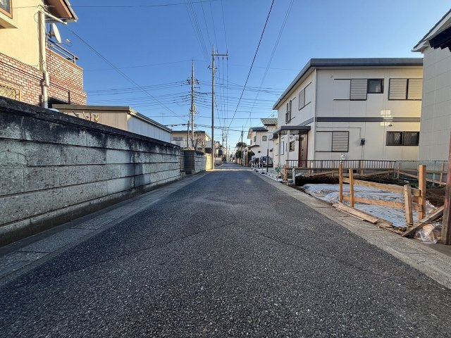 【前面道路含む現地写真】 | 大宮区上小町 限定1棟新築戸建て | 最寄りの駅は、JR「大宮駅」♪ 明るい一本道を歩く事徒歩15分、駅から程よく離れた静かな住宅地です。