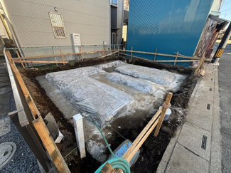 【外観】 | 工事着工致しました。ルーフバルコニーのついた3階建てを建築致します。立地を確認後に是非ともプレゼンテーションをどうぞ♪