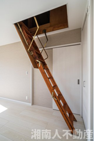 最寄り駅から好アクセス！　座間市座間1丁目中古戸建ての和室|窓が多く、明るく開放的な和室