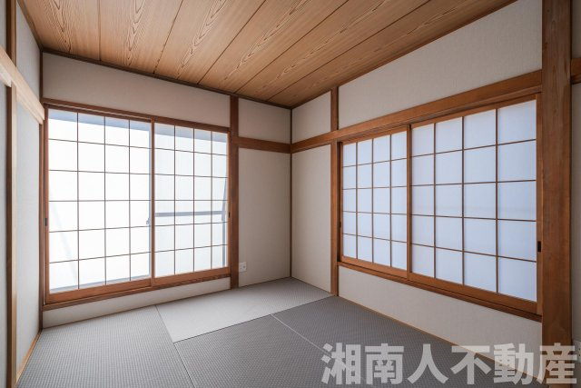 最寄り駅から好アクセス！　座間市座間1丁目中古戸建ての洋室|窓が多く、明るく開放的な主寝室