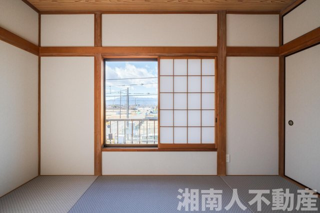 最寄り駅から好アクセス！　座間市座間1丁目中古戸建ての洋室|アクセントクロスが映えます