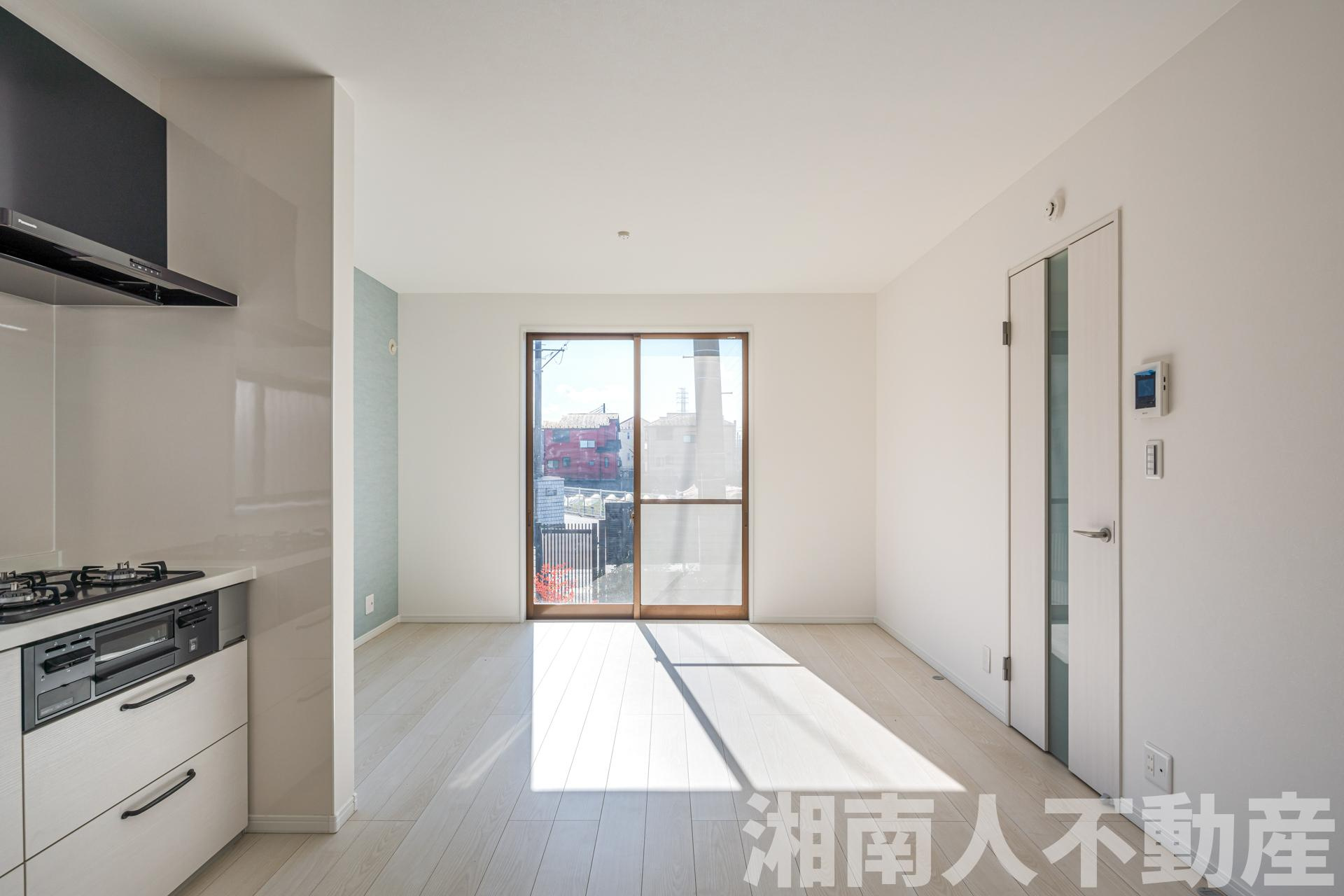 最寄り駅から好アクセス！　座間市座間1丁目中古戸建ての玄関|白を基調とした広々玄関ホール